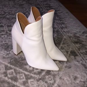Qupid White Pointed Toe Booties • 🌸